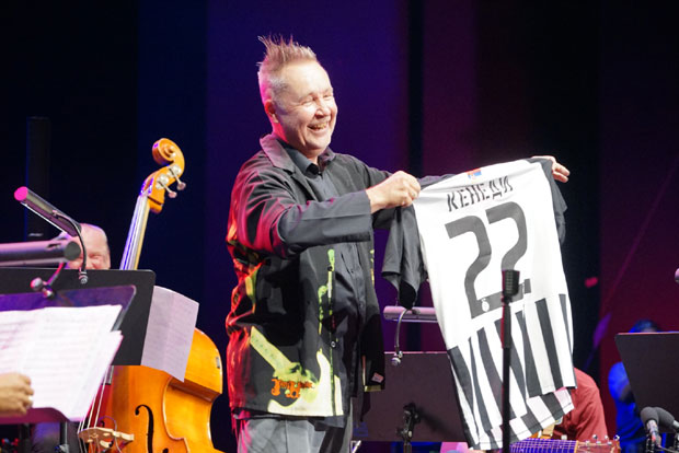 ЦРНО-БЕЛИ КЕНЕДИ: Харизматични виолиниста добио дрес Партизана (ФОТО, ВИДЕО)